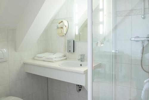 Niftrik札伦霍吉德酒店的白色的浴室设有水槽和淋浴。