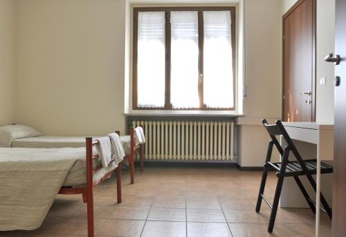 库尼奥Ostello Cuneo的客房设有床和窗户。