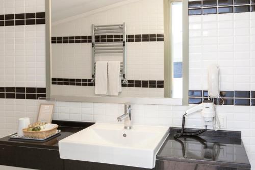 伊斯坦布尔伊斯坦布尔霍泰利诺酒店的浴室设有白色水槽和镜子