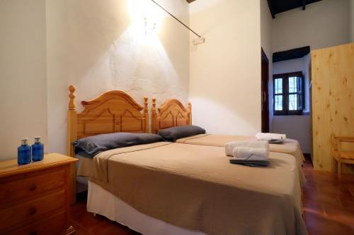 AdamuzCasa Rural Finca Los Conventos en Adamuz CORDOBA的一间卧室设有两张床和木制床头板
