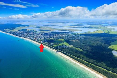 青斯特Zingster Ostseeklause的红箭头的海滩空中景色