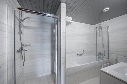 利马索尔卡派塔纽斯利马索尔酒店的带淋浴和盥洗盆的浴室