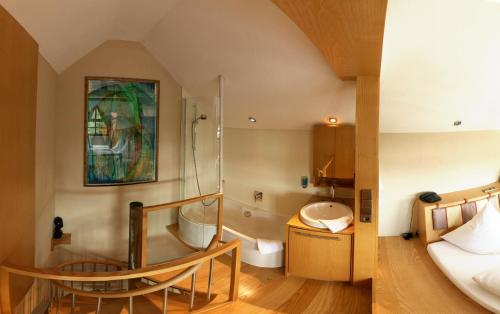 温特贝格Boutiquehotel Liebesglück - adults only的客房内设有带水槽和淋浴的浴室