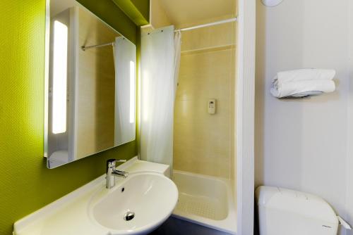 布格奈斯B&B HOTEL Nantes Aéroport的一间带水槽、卫生间和镜子的浴室