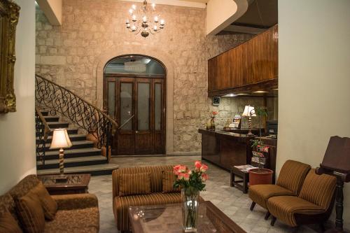 杜兰戈Hotel Roma的带沙发、桌子和楼梯的客厅