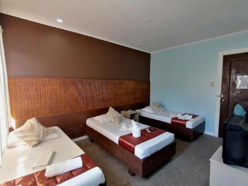 卡利博RB Bed and Breakfast的酒店客房设有两张床和电视。
