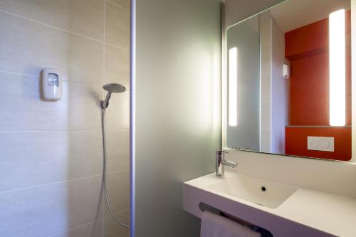 舍维伊拉吕B&B HOTEL Orly Chevilly Marché International的带淋浴、盥洗盆和镜子的浴室