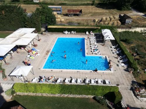 Gioia dei Marsi意大利餐厅里鹏酒店的大型游泳池的顶部景色,里面的人