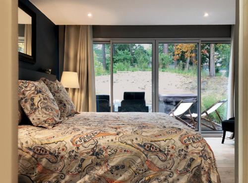 勒图凯-巴黎普拉日Les Tchanquées的一间卧室配有一张床,享有海滩美景