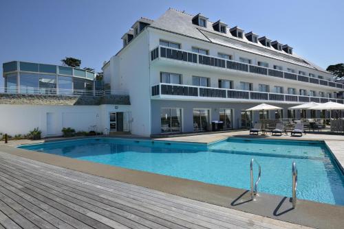 班戈卡斯特克拉拉海水浴和Spa酒店的大楼前设有游泳池的酒店