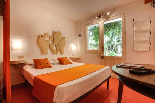 法维尼亚纳洛亚希艾尔伯格乡村酒店的一间卧室设有一张床和一个窗口