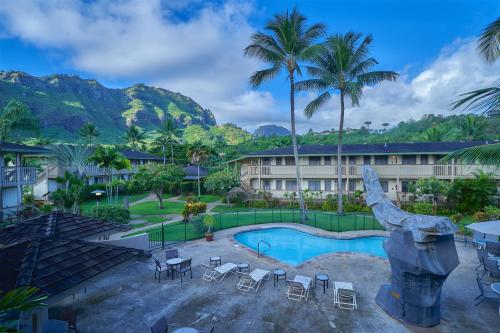 利胡埃考爱旅馆的享有带游泳池和棕榈树的度假村的景致