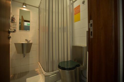 里斯本HI Lisboa - Pousada de Juventude的带淋浴、卫生间和盥洗盆的浴室