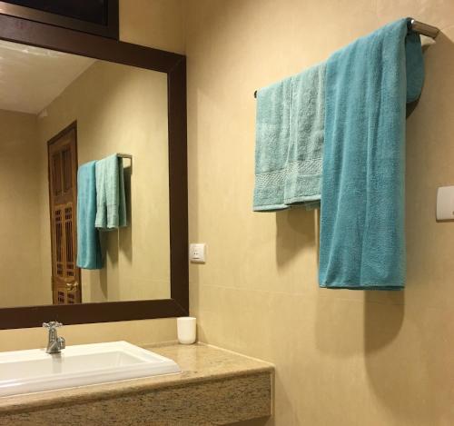 华欣华欣班客朗公寓酒店的一间带水槽和镜子的浴室