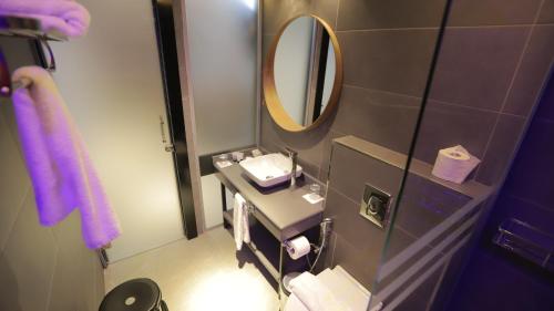 拉马拉皇庭酒店的一间带水槽和镜子的小浴室