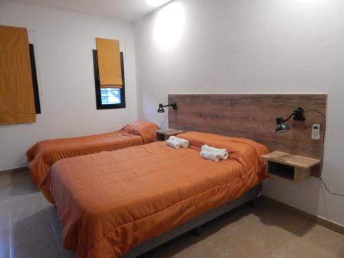 耶尔瓦布埃纳Departamentos La Rinconada的酒店客房,配有两张带毛巾的床