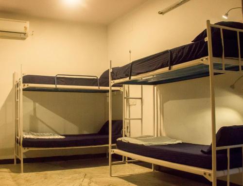 钦奈Hostel Gandhi的一间设有三张双层床的客房