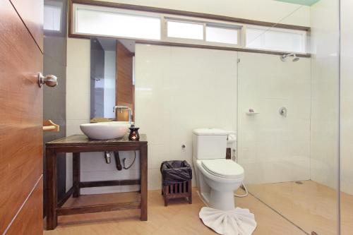 班康卡臣Nana Resort Kaeng Krachan - SHA Plus Certified的浴室配有卫生间、盥洗盆和淋浴。