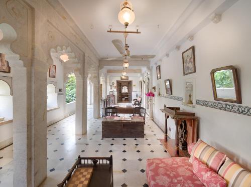 NārlāiThe Rawla Narlai - A Luxury Heritage Stay in Leopard Country的客厅配有沙发和桌子