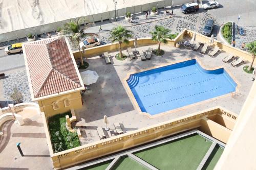 迪拜California Hostel Dubai Beach的享有度假村游泳池的顶部景致