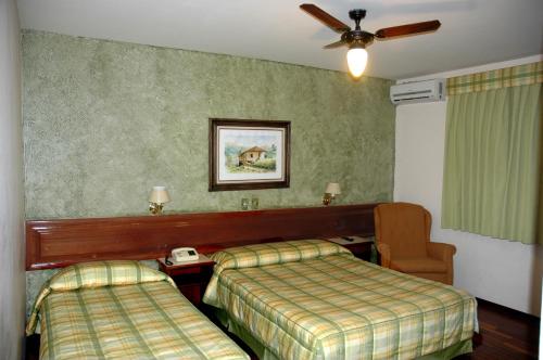 帕萨夸特鲁帕萨达圣拉斐尔旅馆的酒店客房配有两张床和吊扇。
