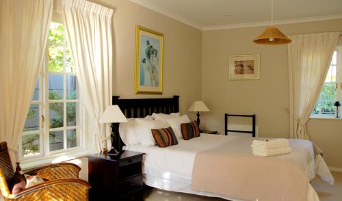 TokaiBicycle Lodge Apartment的卧室设有白色大床和窗户。