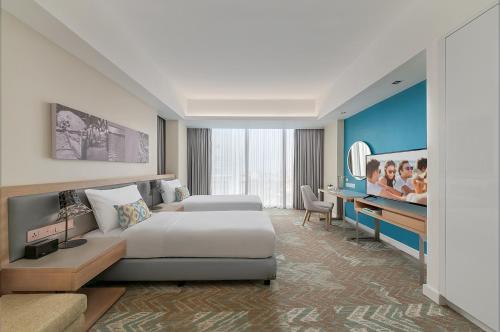 宿务Citadines Cebu City的配有一张床和一张书桌的酒店客房