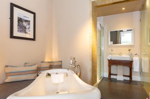 贝德福德德帕瑞酒店的浴室配有大型白色浴缸和水槽