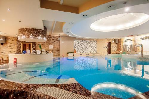 加里宁格勒Kaiserhof Hotel的大型游泳池,位于酒店带大型游泳池的客房