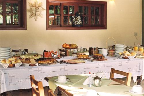 帕萨夸特鲁帕萨达圣拉斐尔旅馆的桌上有面包和其他食物