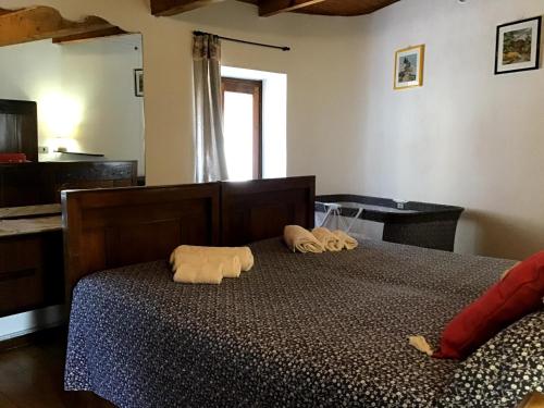 CesaraCasa Marconi Casa Vacanze的一间卧室配有一张床,上面有两条毛巾
