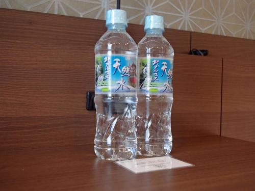 东京神田可可尼东正经济型酒店的桌子上放两瓶水