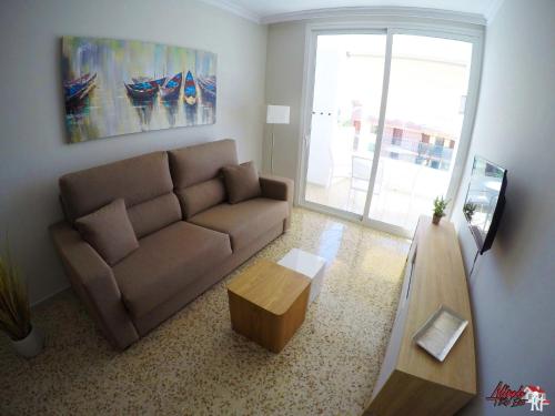 洛斯克里斯蒂亚诺斯Edificio Abora的带沙发和咖啡桌的客厅