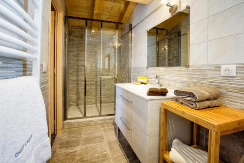 拉赫兹耶尔Chalet l’Aiglon的一间带水槽和玻璃淋浴的浴室