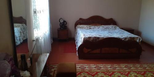 久姆里Guest House OTILIA的一间位于地毯间的卧室