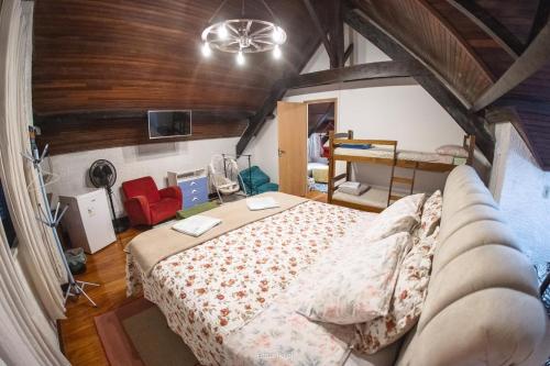 彼得罗波利斯彼得罗波利斯旅舍的一间卧室配有一张床和一个沙发