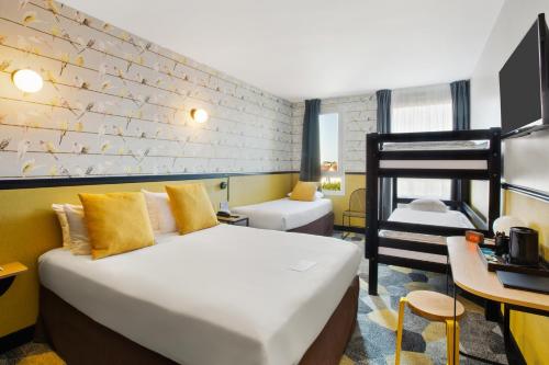 尚特洛普恩布里Best Western Hôtel Grand Parc Marne La Vallée的酒店客房配有两张床和一张书桌