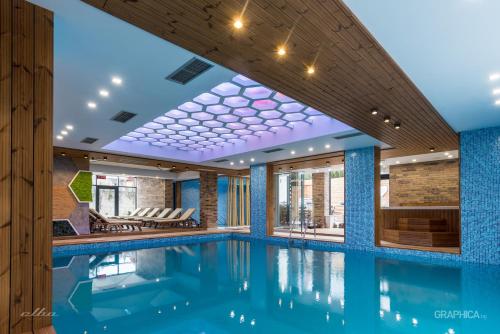 萨帕雷瓦巴尼亚103 Degrees Hotel & Spa的酒店拥有蓝色的墙壁和天花板,