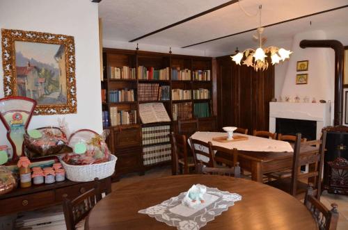Tonco拉科尔特赫拉尔多农家乐的一间带桌椅的客厅和一间用餐室