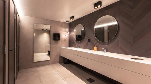 弗洛罗Comfort Hotel Victoria Florø的一间带水槽、镜子和淋浴的浴室