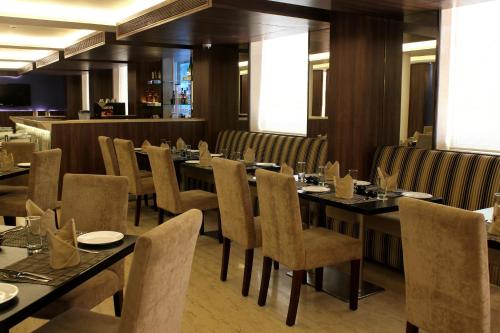 孟买The Roa Hotel的用餐室配有长桌子和椅子