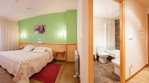 A Pontenova圣布里斯酒店的一间卧室配有一张床,浴室设有卫生间