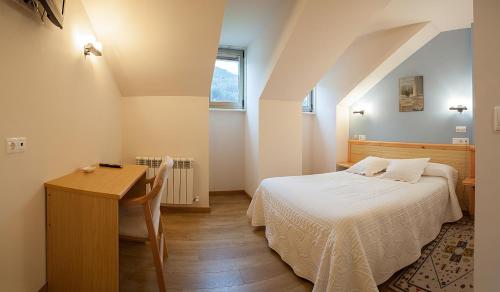 A Pontenova圣布里斯酒店的一间小卧室,配有一张床、一张书桌和一个窗户