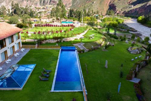 乌鲁班巴巴列萨格拉多塔皮卡拉豪华酒店的草地上游泳池的空中景观