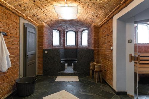 维斯马斯古罗斯盖梅尔酒店的砖墙浴室,内有厕所