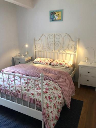 拉雷多bed and beach laredo的卧室配有白色床和粉色毯子