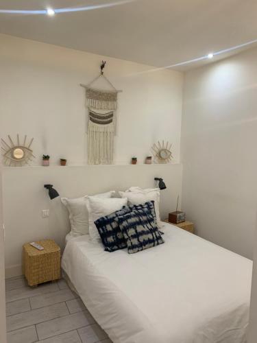 马赛查巴隆公寓的卧室配有带枕头的大型白色床