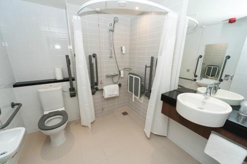 戴斯阿伯丁机场智选假日酒店的浴室配有卫生间、盥洗盆和淋浴。
