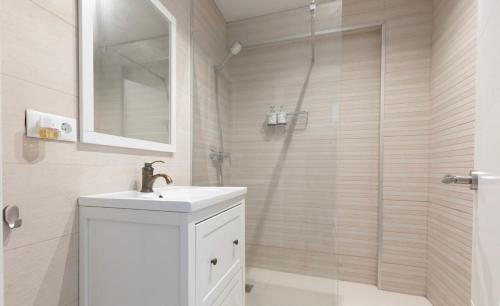 卡拉费尔Calafell playa lateral mar的浴室配有白色水槽和淋浴。