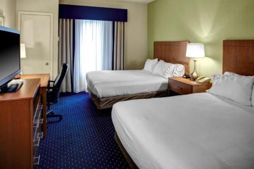 阿什兰阿什兰智选假日酒店的酒店客房设有两张床和一台平面电视。